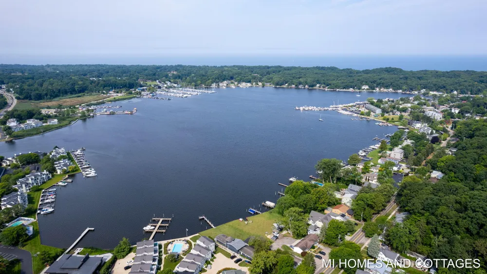 702 Lake Street Saugatuck, MI 49453