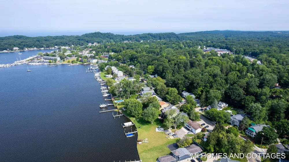 702 Lake Street Saugatuck, MI 49453