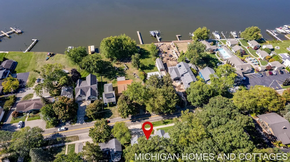 702 Lake Street Saugatuck, MI 49453