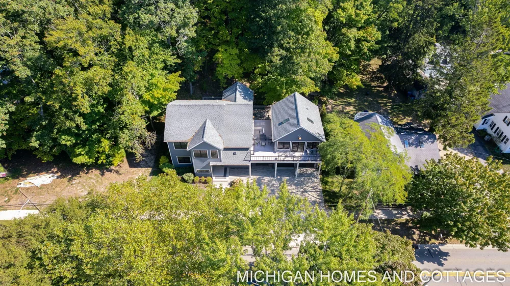 702 Lake Street Saugatuck, MI 49453