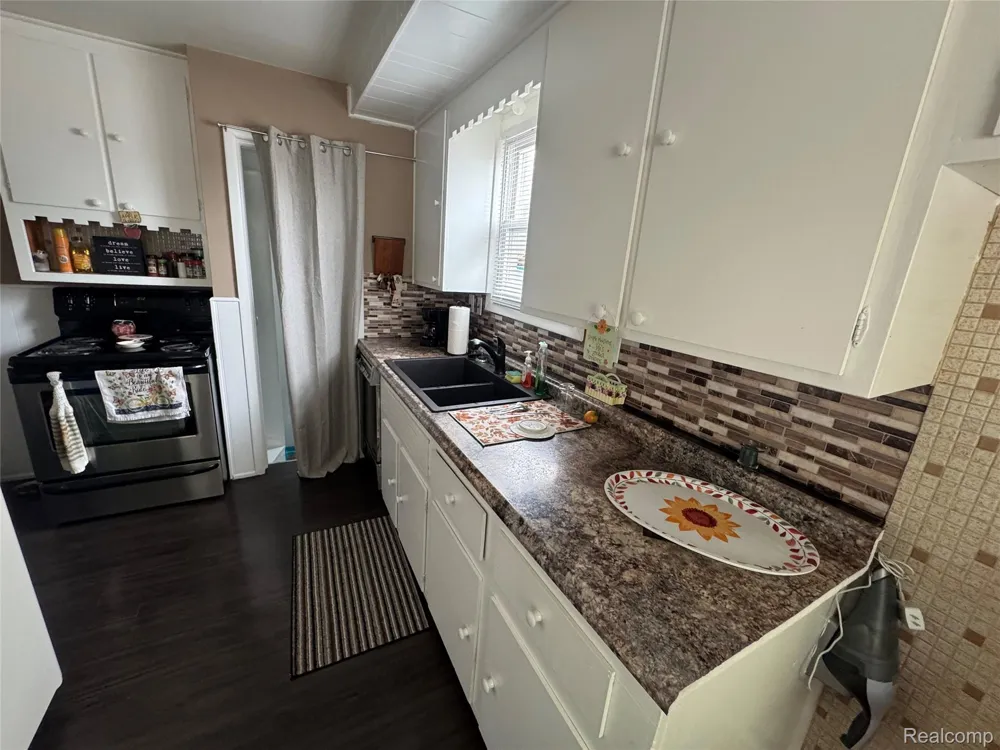 1930 Leblanc Avenue Lincoln Park City, MI 48146