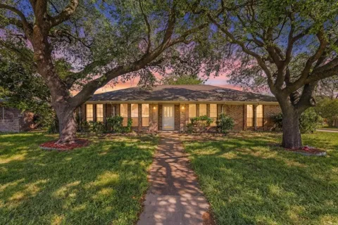 2301 Claridge Circle