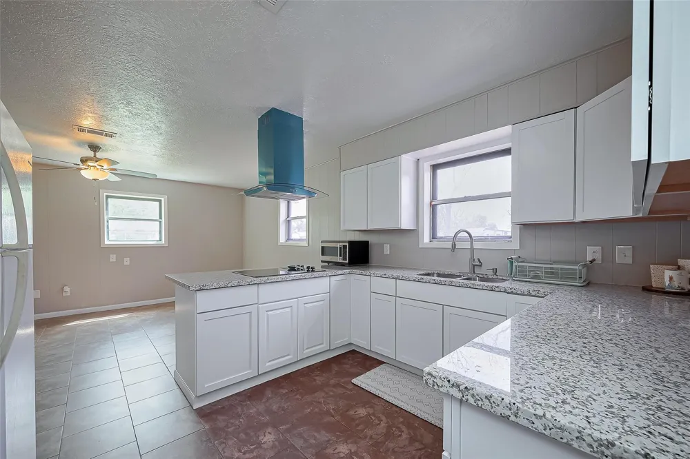 111 11th Street Highlands, TX 77562