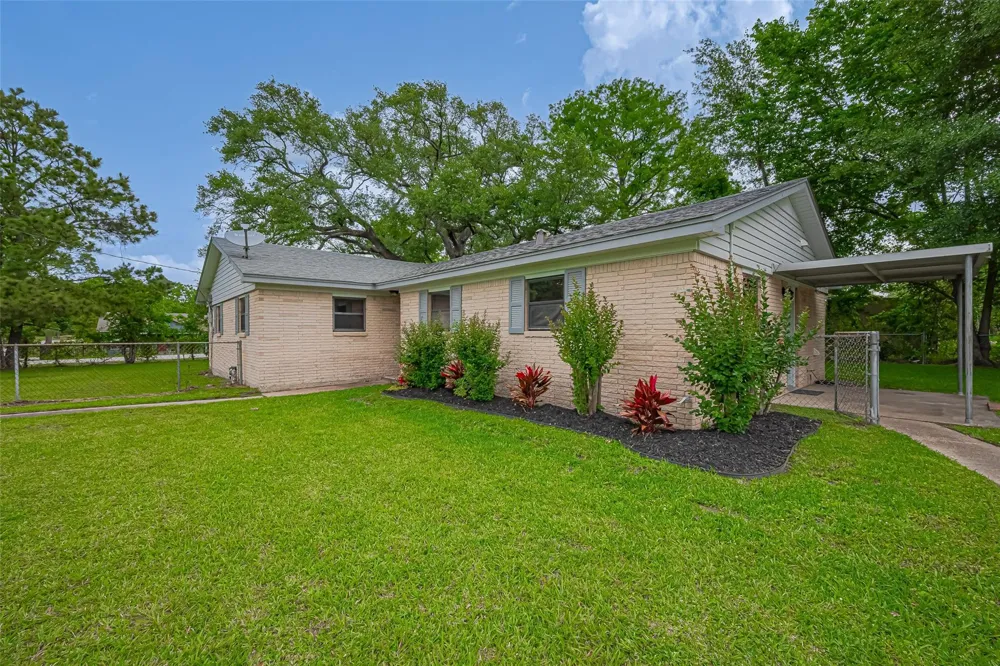 111 11th Street Highlands, TX 77562