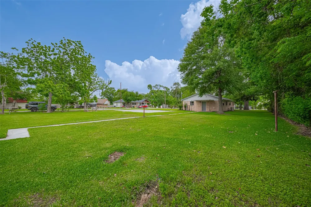 111 11th Street Highlands, TX 77562