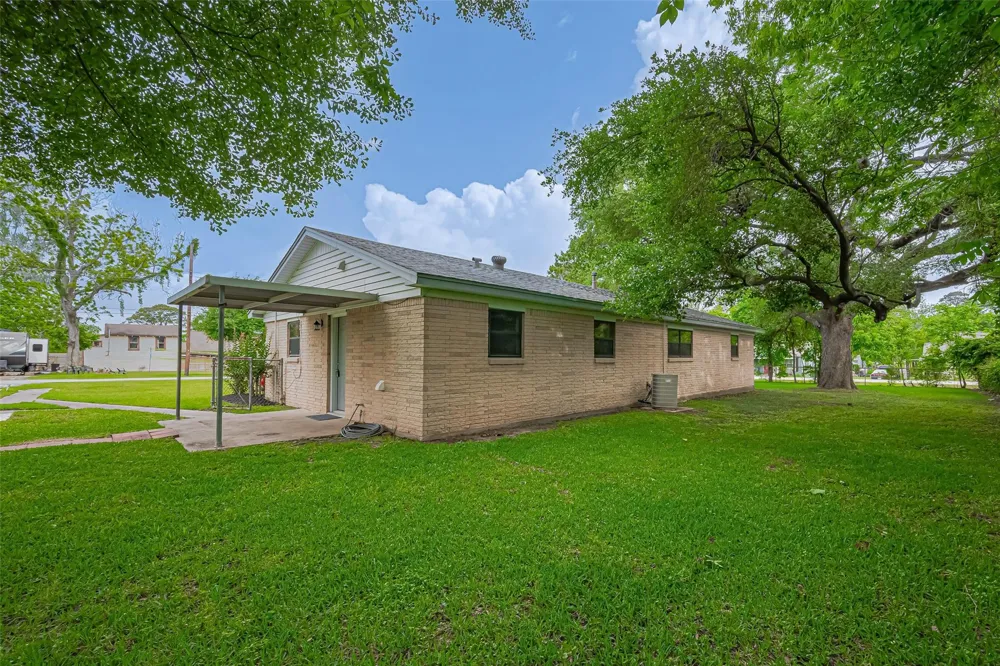 111 11th Street Highlands, TX 77562