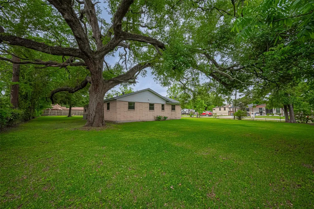 111 11th Street Highlands, TX 77562
