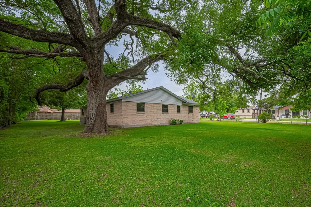 111 11th Street Highlands, TX 77562