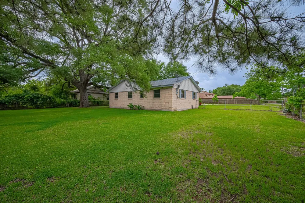 111 11th Street Highlands, TX 77562