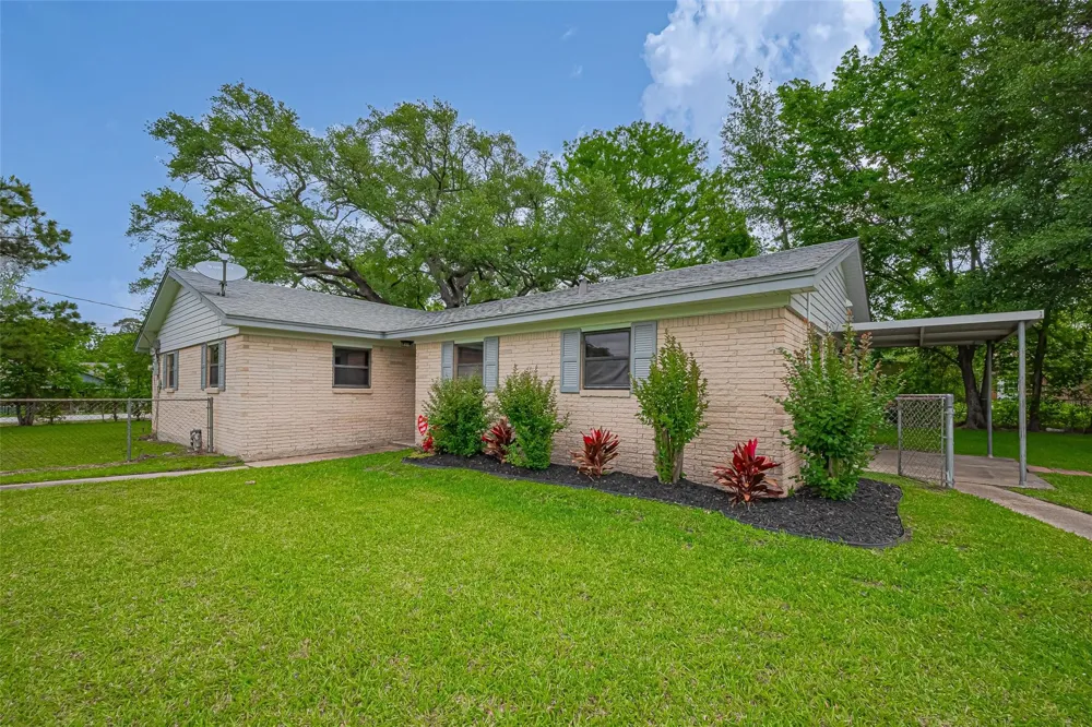 111 11th Street Highlands, TX 77562
