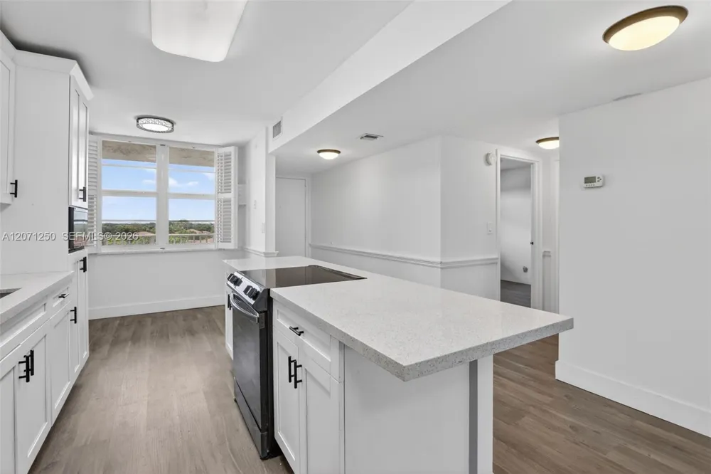 250 Jacaranda Dr #703 Plantation, FL 33324