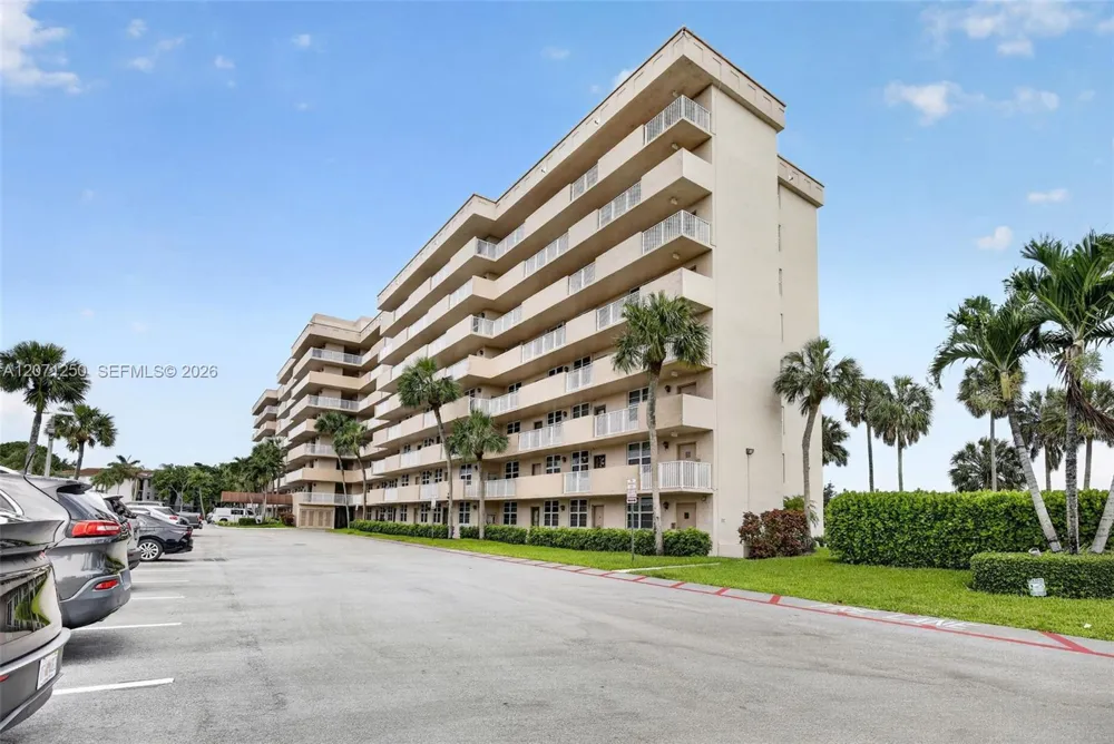 250 Jacaranda Dr #703 Plantation, FL 33324