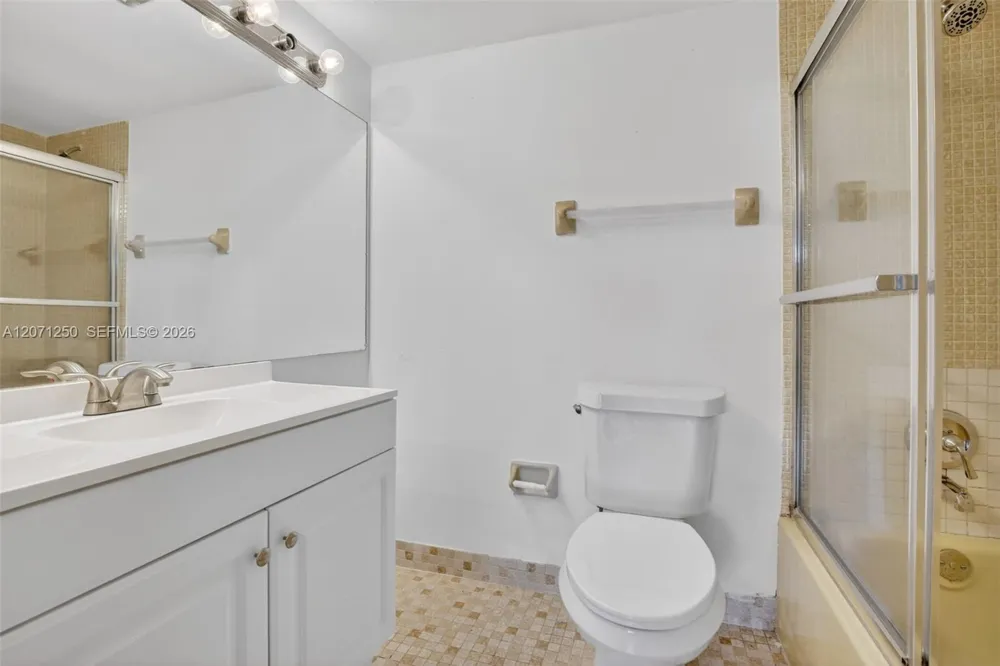 250 Jacaranda Dr #703 Plantation, FL 33324