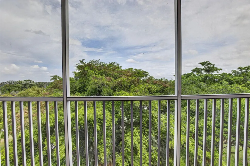 250 Jacaranda Dr #703 Plantation, FL 33324