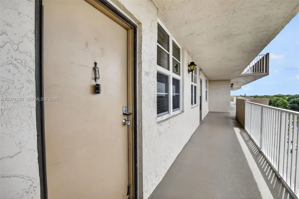 250 Jacaranda Dr #703 Plantation, FL 33324