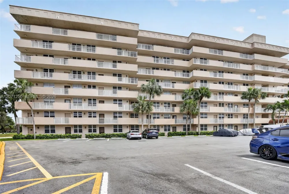 250 Jacaranda Dr #703 Plantation, FL 33324