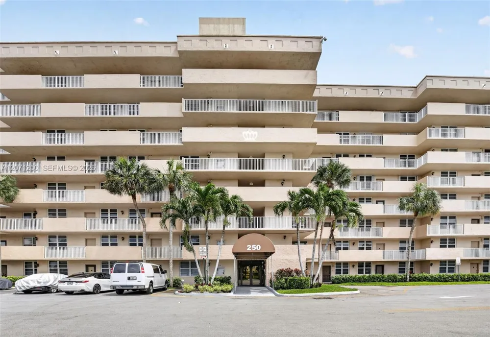 250 Jacaranda Dr #703 Plantation, FL 33324