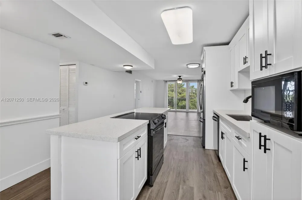 250 Jacaranda Dr #703 Plantation, FL 33324