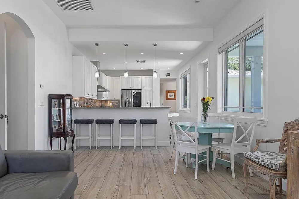 1106 Lakeside Drive 