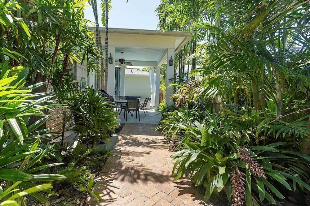 1106 Lakeside Drive 