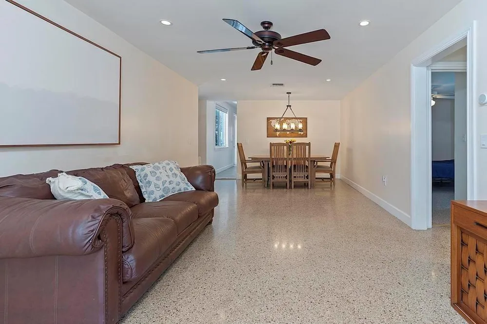 1106 Lakeside Drive 