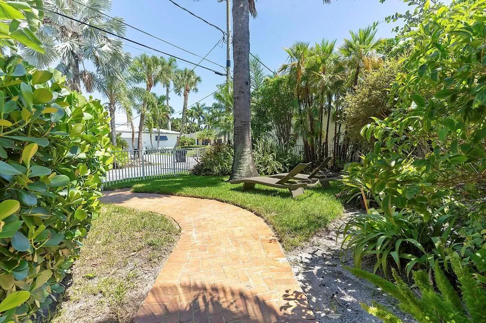 1106 Lakeside Drive 