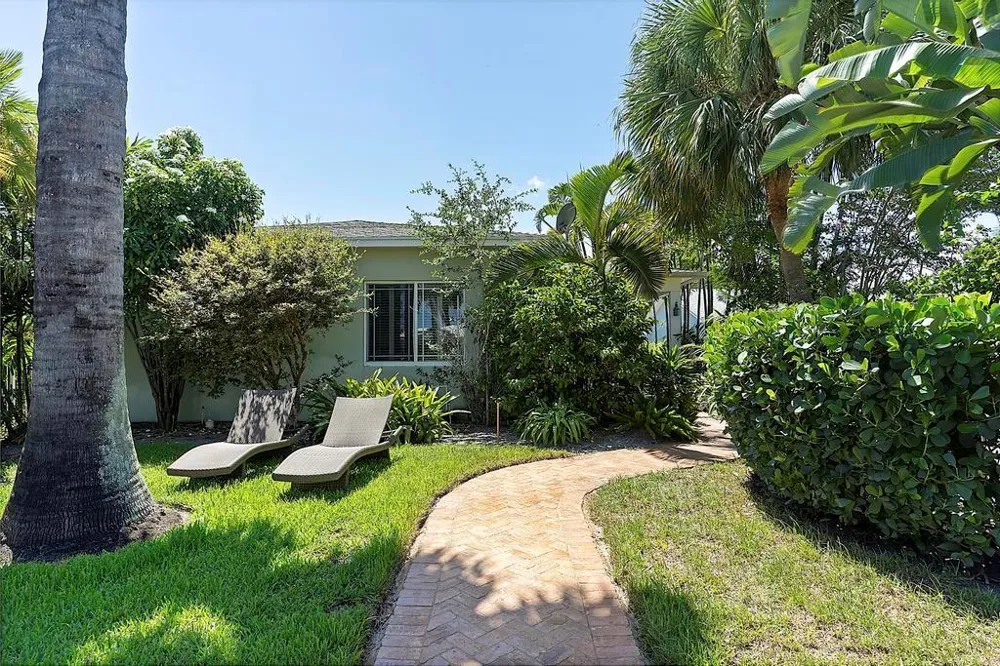 1106 Lakeside Drive 