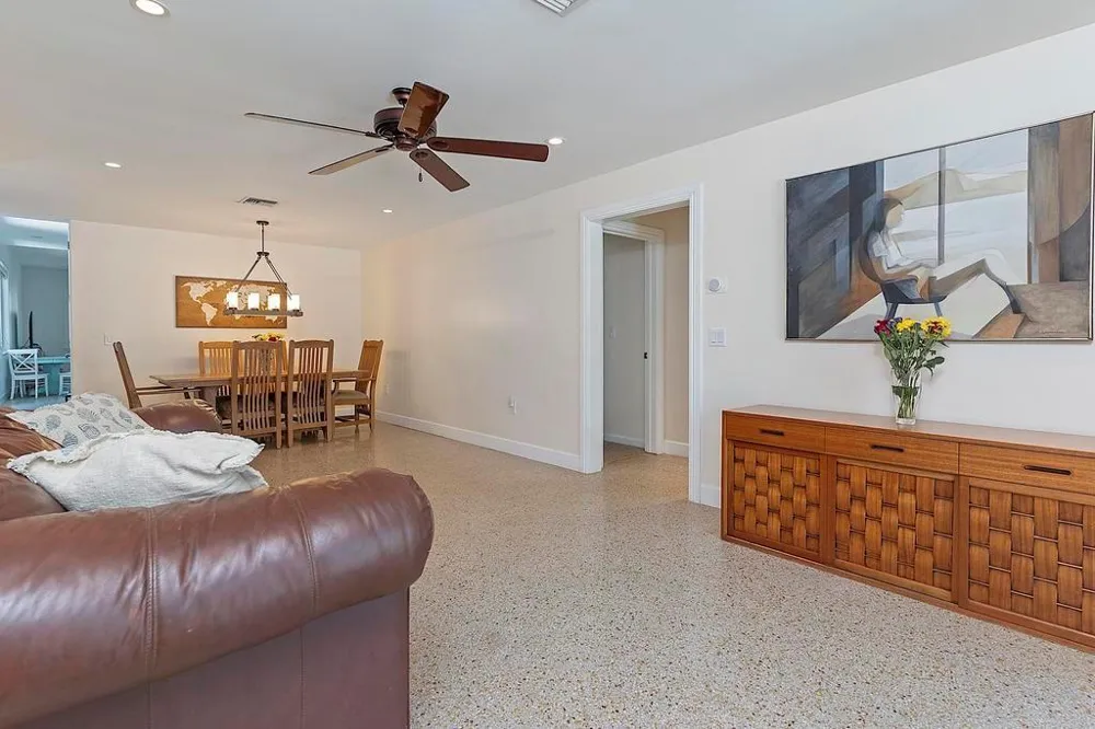 1106 Lakeside Drive 