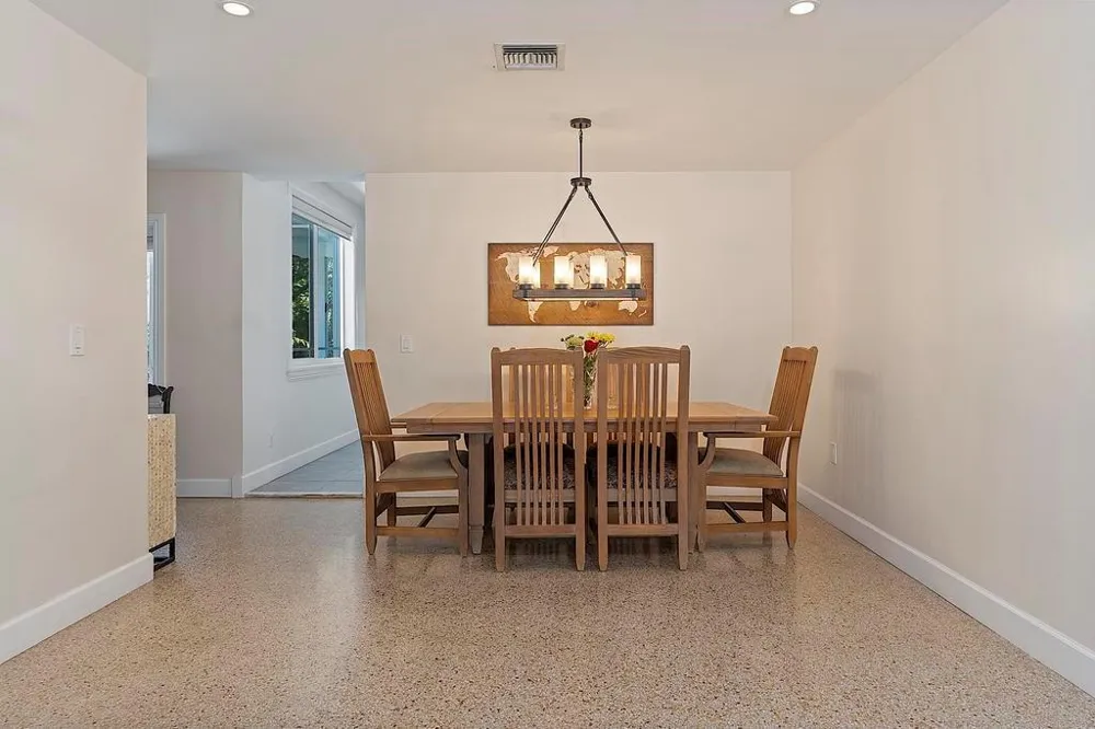 1106 Lakeside Drive 