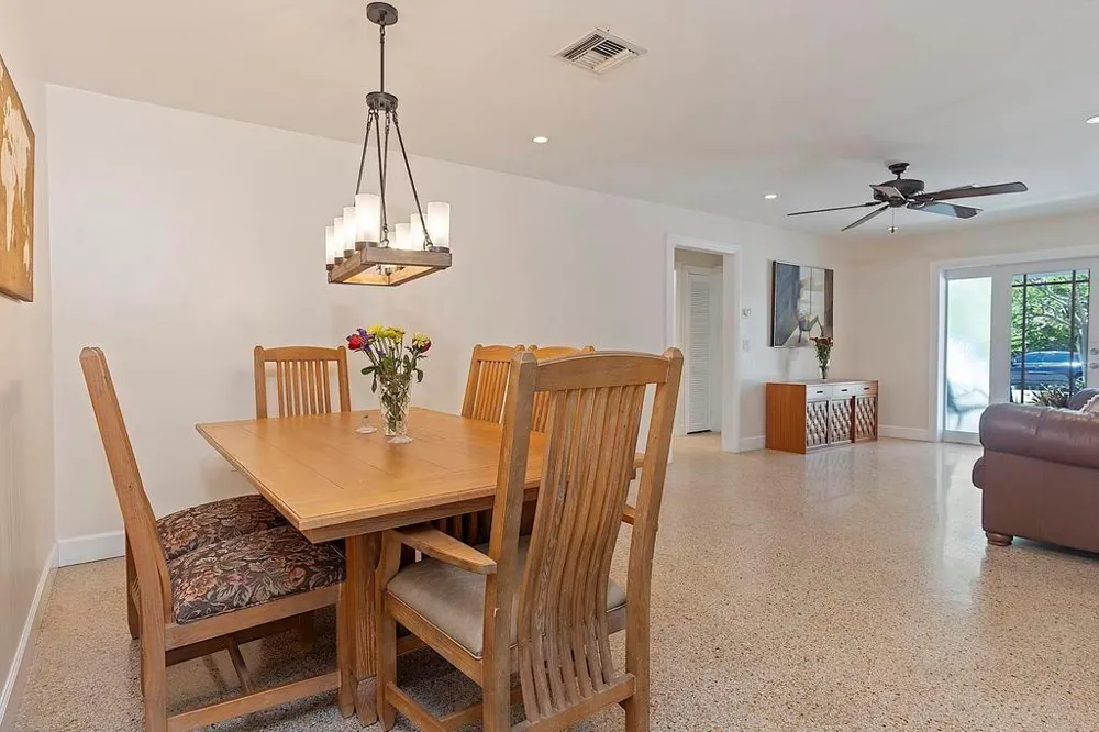 1106 Lakeside Drive 