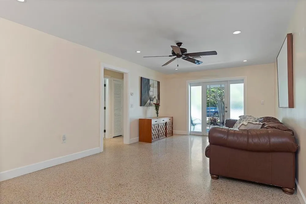 1106 Lakeside Drive 