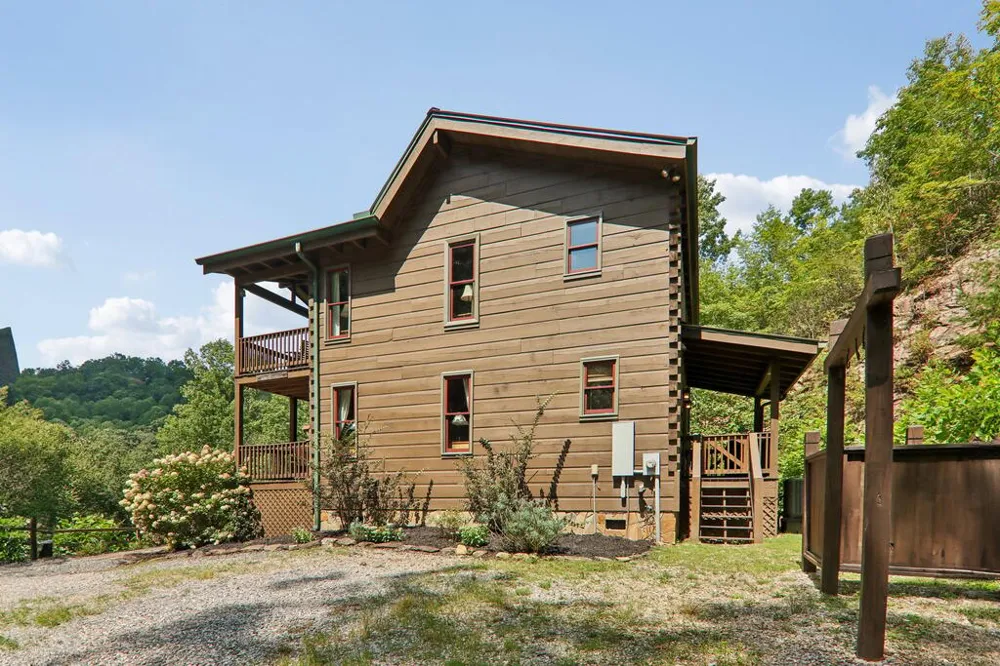 Nellie Hazel Dr Bryson City, NC 28713