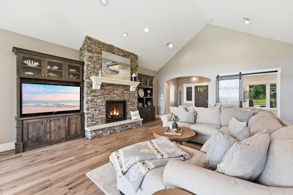 8382 198th Avenue NE New London, MN 56273