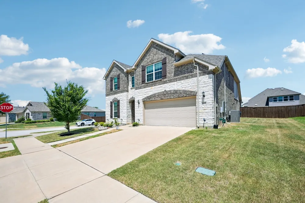 2801 RYDER LANE Aubrey, TX 76227