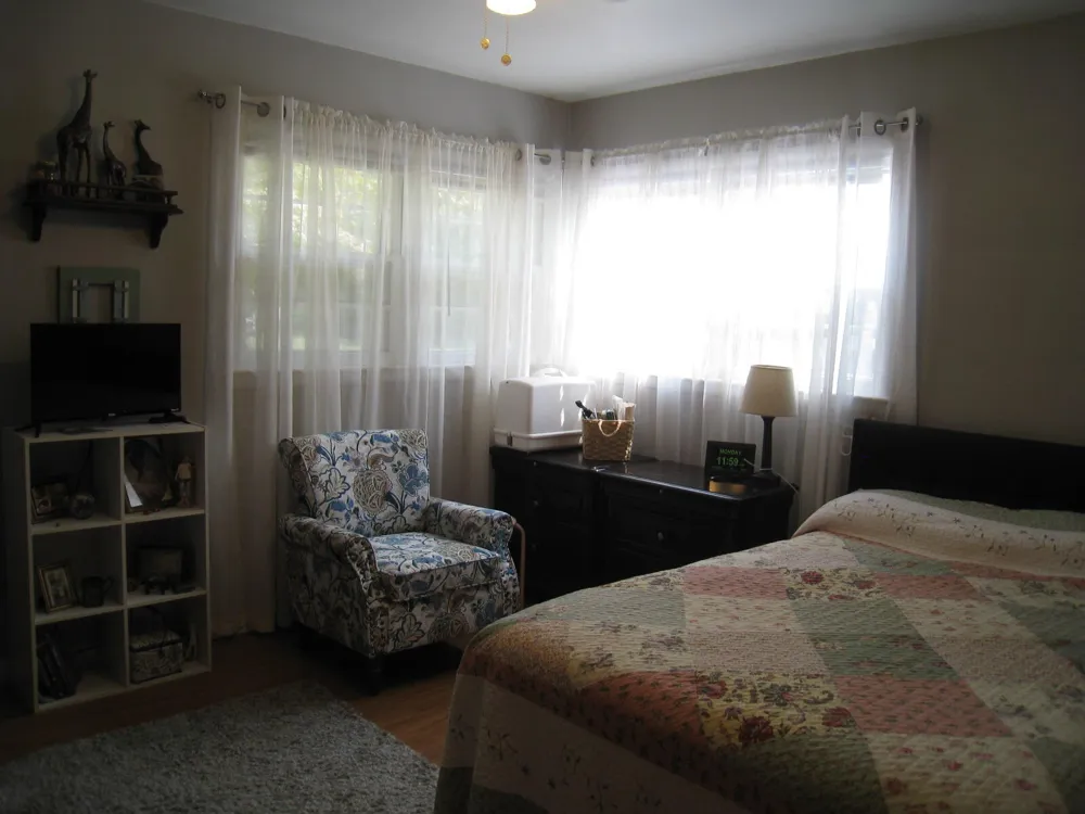 1049 W Summit Avenue Muskegon, MI 49441