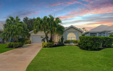 442 SW Fairway Vista
