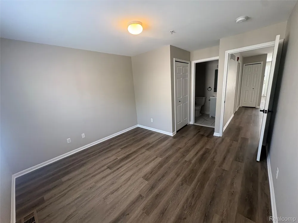 1123 Beaver Run Troy City, MI 48083