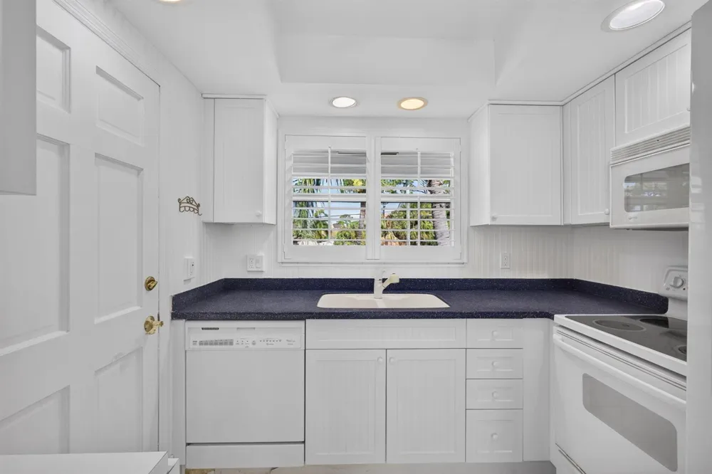 478 Tequesta Drive #204 Tequesta, FL 33469