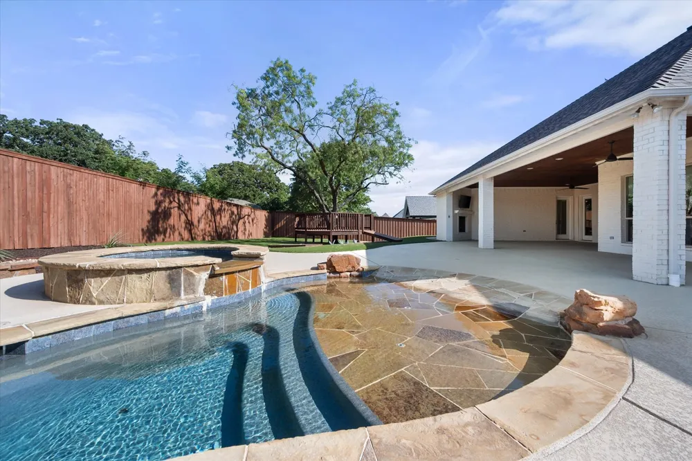 1050 Falcon Nest Drive Kennedale, TX 76060