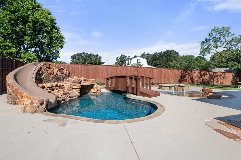 1050 Falcon Nest Drive Kennedale, TX 76060