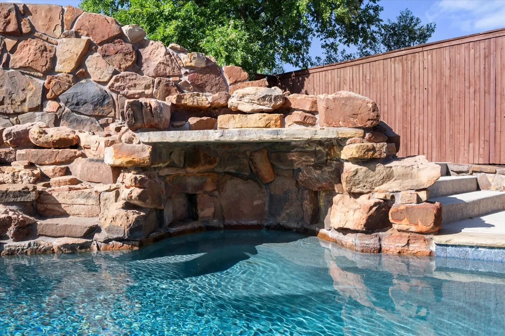 1050 Falcon Nest Drive Kennedale, TX 76060