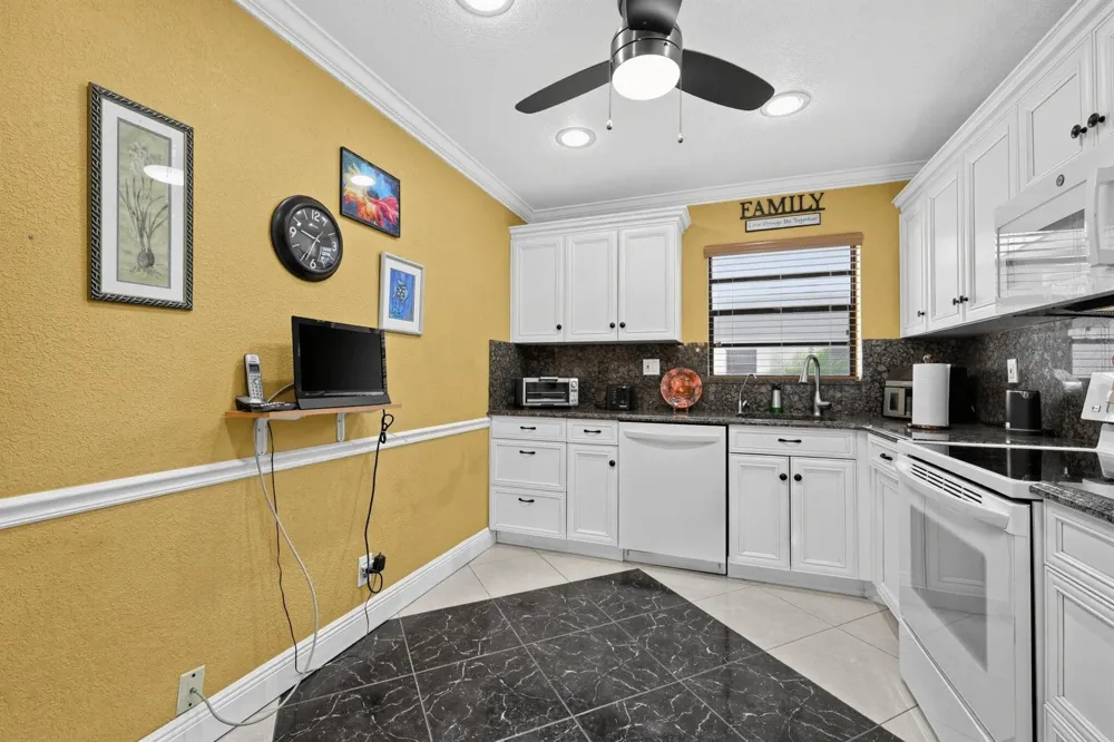 464 Piedmont J Delray Beach, FL 33484