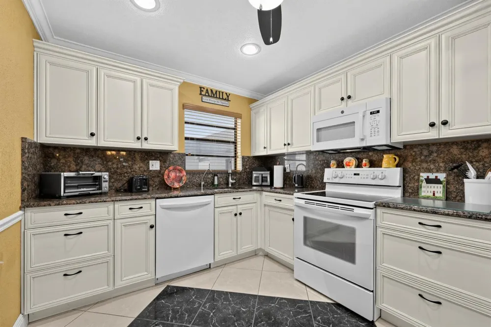 464 Piedmont J Delray Beach, FL 33484