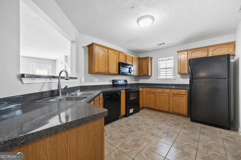 1883 Simmons LN Hampton, GA 30228