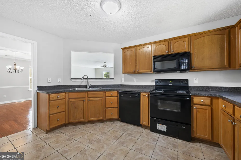 1883 Simmons LN Hampton, GA 30228