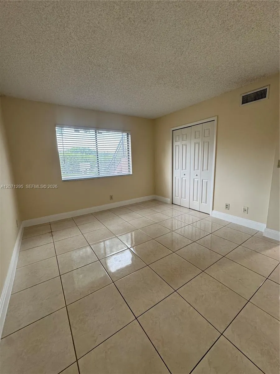 215 Lakeview Dr #105 Weston, FL 33326