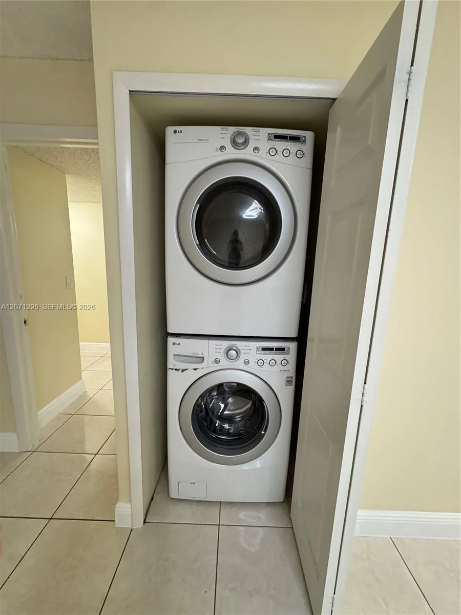 215 Lakeview Dr #105 Weston, FL 33326