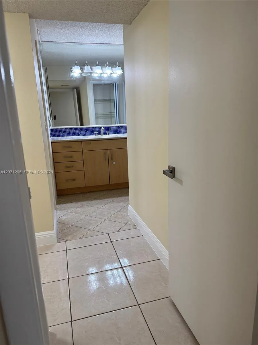 215 Lakeview Dr #105 Weston, FL 33326