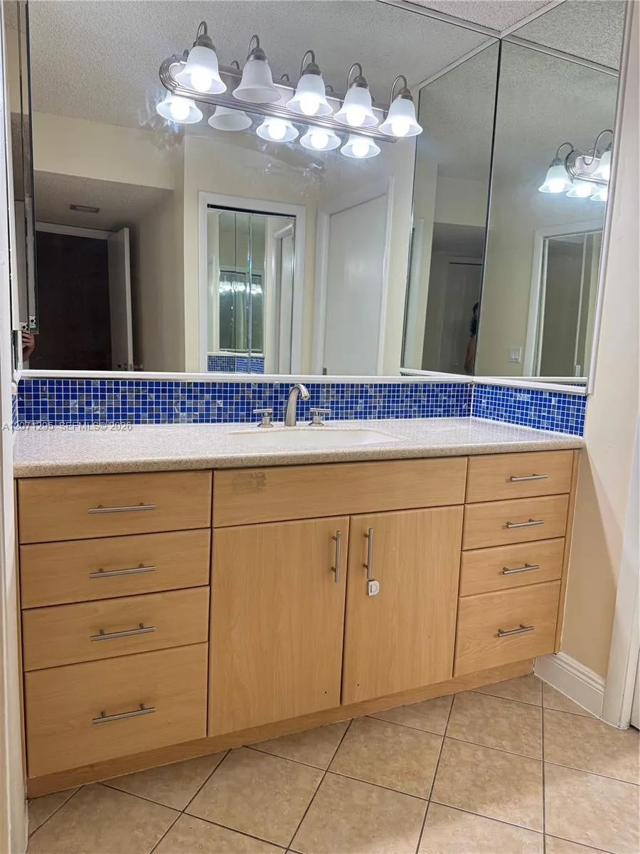 215 Lakeview Dr #105 Weston, FL 33326
