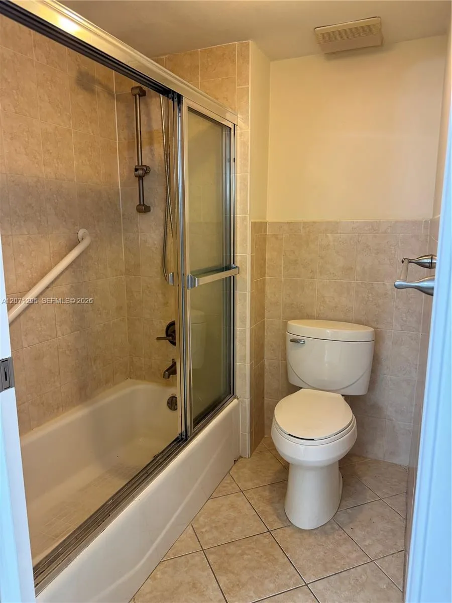 215 Lakeview Dr #105 Weston, FL 33326